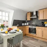 Flat-2bed-free Parking-by Fabaccommodation Apartment *