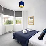 Flat-2bed-free Parking-by Fabaccommodation Apartment