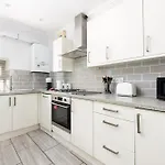 Flat-2bed-free Parking-by Fabaccommodation * Bristol