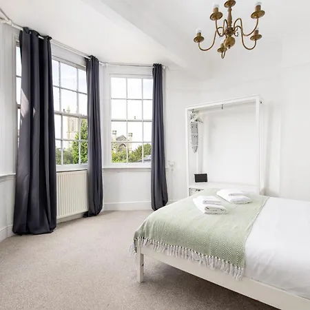 Flat-2bed-free Parking-by Fabaccommodation Appartamento Bristol