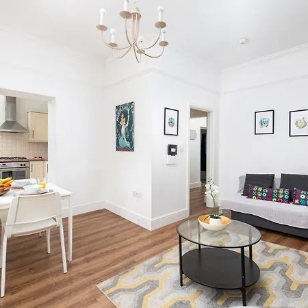 Flat-2bed-free Parking-by Fabaccommodation Appartamento Bristol