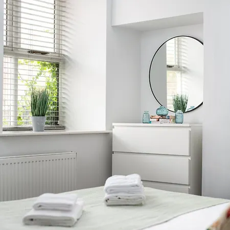 Flat-2bed-free Parking-by Fabaccommodation Appartamento Bristol