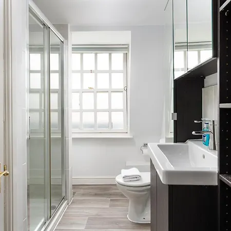 Flat-2bed-free Parking-by Fabaccommodation