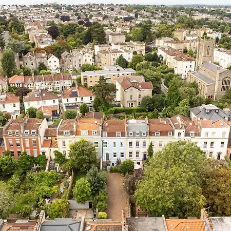 Flat-2bed-free Parking-by Fabaccommodation Apartman *