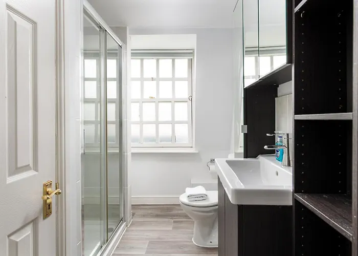 Flat-2bed-free Parking-by Fabaccommodation