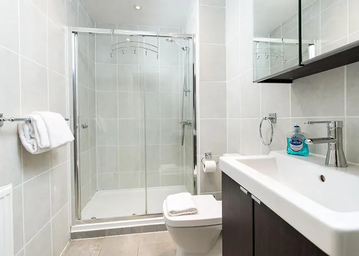 Lägenhet Flat-2bed-free Parking-by Fabaccommodation